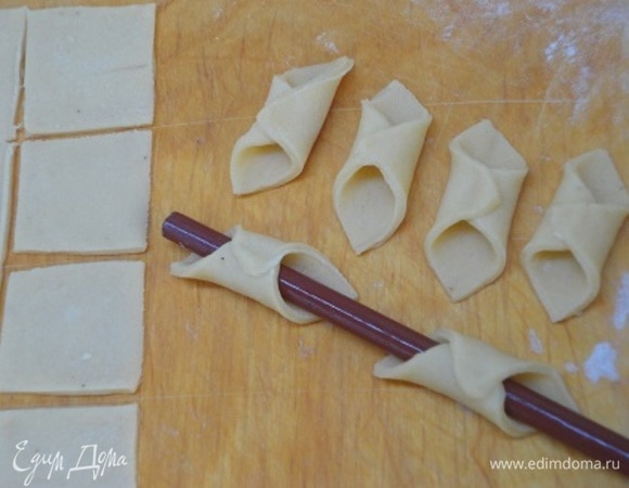 Тесто разделить на 4 части и раскатать тонко. Нарежьте квадратики со стороной примерно 3,5 см. Для формирования гарганелли палочку или карандаш, посыпанный мукой, обернуть каждым квадратиком и слепить два противоположных уголка. Вторую порцию я формировала, оборачивая указательный палец.