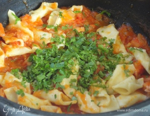 Выньте с помощью дуршлага и переложите в сковороду с соусом. Добавьте рубленую петрушку и прогрейте все вместе 1 минуту, чтобы гарганелли пропитались соусом.