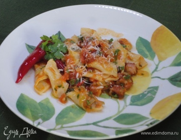 Разложите по тарелкам и посыпьте тертым сыром. Подавать горячим.