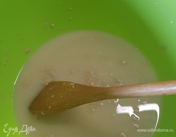 В теплой воде развести дрожжи с сахаром.