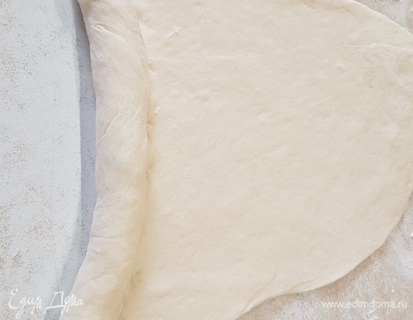 Разделить тесто на четыре части. Каждую раскатать в овал и скрутить в рулет.