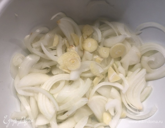 Чеснок не давил, нарезал кольцами.