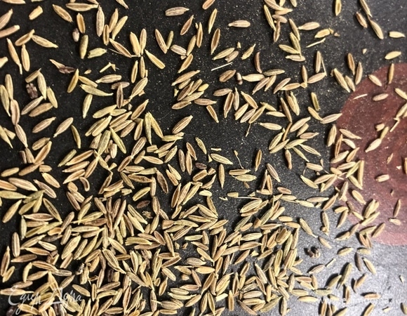 Кумин прогрейте на сковородке, его не нужно жарить. Когда специя даст более яркий аромат, снимите с огня и измельчите.