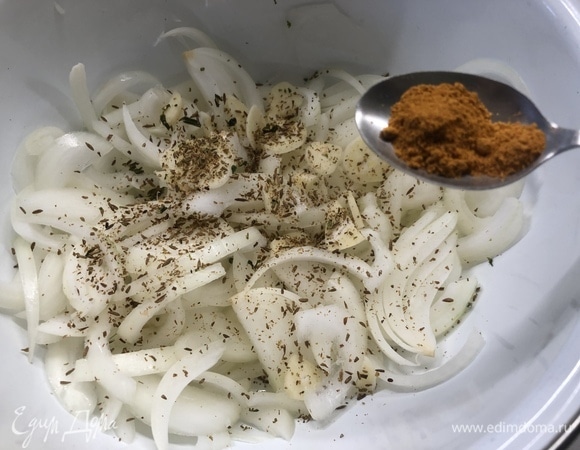 Добавьте нарезанный кумин и чили перец, сбрызните маслом. Добавьте молотую паприку.