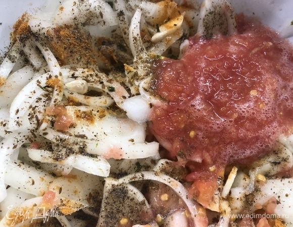 Сняв кожу от помидора, натрите его в основной маринад на средней терке.