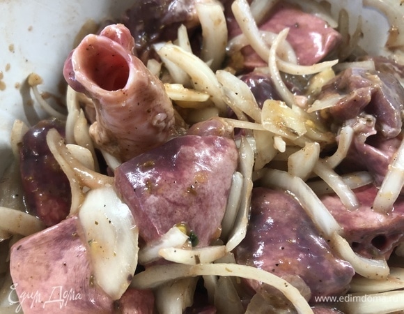 Потроха нарежьте кубиком, перемешайте с маринадом, приправьте солью по вкусу. В маринаде держал 30 минут, держать более трех часов не советую, мясо может испортиться.