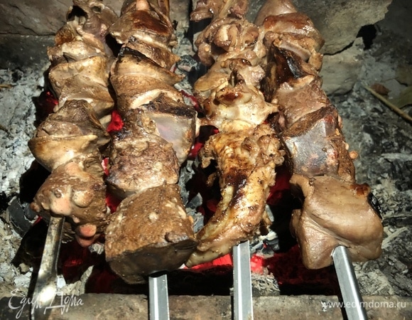 Пожарьте мясо до готовности. Каждую часть мяса насаживайте на отдельный шампур, время приготовления будет разным.