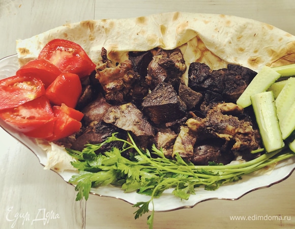 Выложите на лаваш мясо, добавьте нарезанные овощи и зелень. Приятного аппетита.