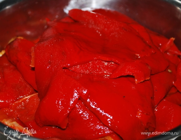 После запекания всем овощам дала остыть в течение часа. Перец очистила от семян и кожуры.