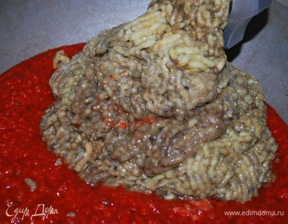 Перекрутила через мясорубку запеченные перцы, баклажаны и чеснок. В очищенном виде перец весит 1200 г, баклажаны — 2000 г.