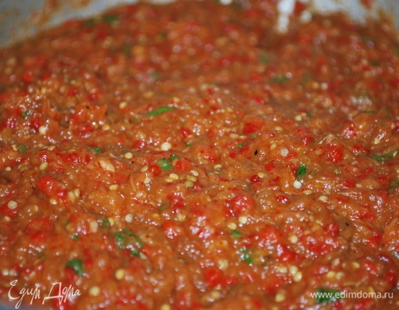 В конце тушения добавила большой пучок нарезанной свежей кинзы и яблочный уксус. Проварила все вместе 5 минут.