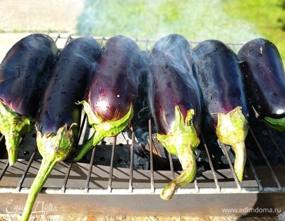 Все овощи для икры я запекла на углях.