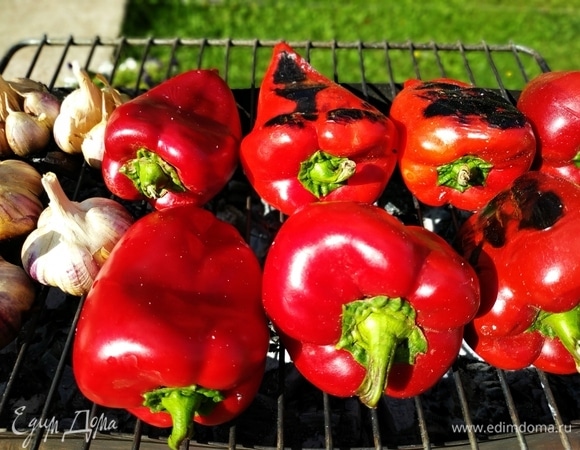 Из запеченных овощей икра получается очень ароматной и густой, не водянистой.