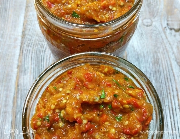 Икру разложила по стерилизованным банкам, закрыла крышками. Из этого количества овощей получилось шесть баночек по 0,5 л.