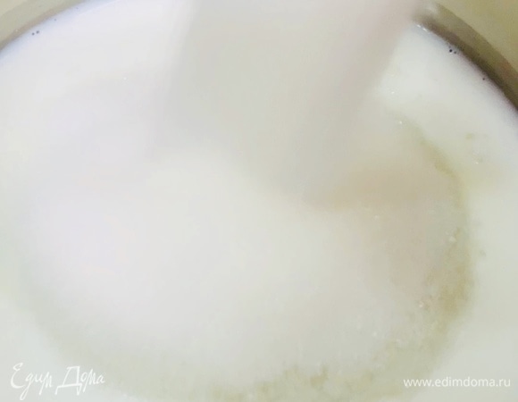 Смешиваем сахар с молоком, подогреваем на слабом огне до растворения сахара, не доводя до кипения. Как только сахар растворился, снимаем с огня.
