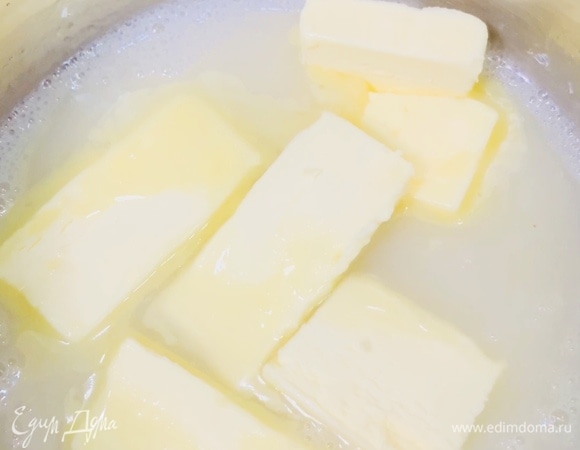 В горячее молоко добавляем сливочное масло комнатной температуры. Тщательно размешиваем. Как только масло растаяло, оставляем остывать.