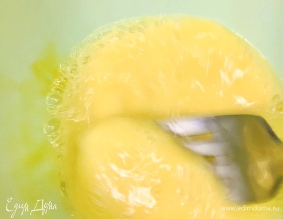 В это время взбиваем яйцо.