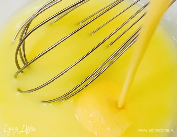 В остывшее до комнатной температуры масло заливаем бОльшую половину взбитого яйца. Перемешиваем.
