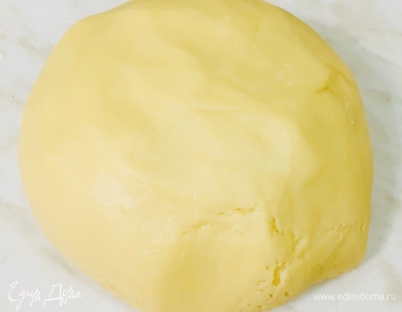 Вторую часть муки высыпаем на поверхность стола, перекладываем на него тесто и еще немного вымешиваем. Долго месить не надо. Тесто получится мягкое, как пластилин.