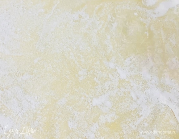 Раскатываем тесто толщиной в 1 см (если сделать меньше, коржики не будут мягкими).