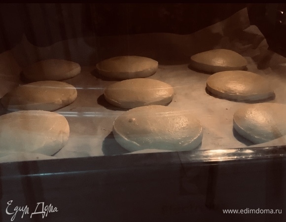 Отправляем в предварительно разогретую до 190°C духовку на 12–15 минут. Коржики должны получиться светлого золотисто-кремового цвета.