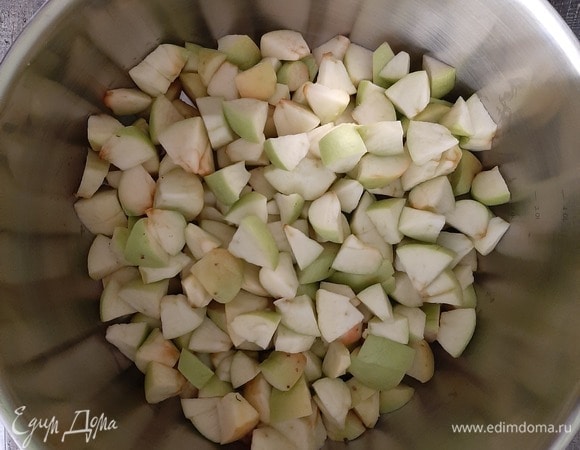 Удалить сердцевину из яблок, нарезать кубиками, добавить 4 ст. л. воды и варить до готовности.