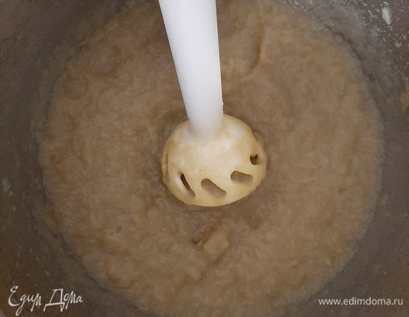 Готовые яблоки измельчить блендером. Если пюре получится водянистым, нужно уваривать до загустения, если пюре получится достаточно густым, то можно сразу выкладывать его на противень.