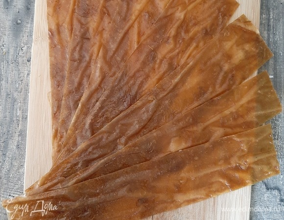 Через 3 часа проверить на готовность. Если пастила готова, выключаем духовку, даем остыть и снимаем с бумаги. Хранить можно в любом виде, я нарезала полосками и скрутила в рулетики. Приятного аппетита 😊