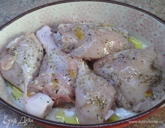 Голени посыпать майораном свежим или сушеным, посолить, поперчить, выложить в форму для запекания и сбрызнуть оливковым маслом. Запекать 45–50 минут при температуре 200°C.