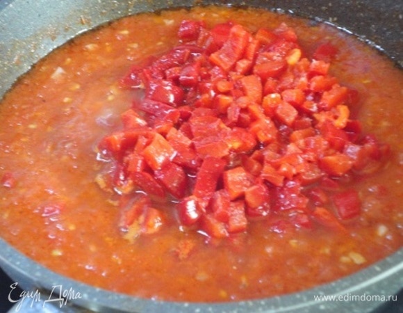 Добавить протертые помидоры и уваривать на медленном огне минут 10–15. Затем добавить кусочки запеченного перца, винный уксус и посолить по вкусу.