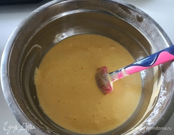 Взять яйца комнатной температуры и отделить белки от желтков. С помощью миксера взбить белки, постепенно добавляя сахар. Когда белки хорошо взбиты, ввести по одному желтку, следом — муку и масло. Аккуратно все перемешать.