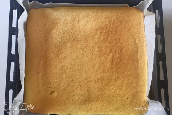 Противень застелить пергаментной бумагой. Выложить тесто и выпекать в предварительно разогретой до 200°C духовке в течение 10–15 минут. Остудить.