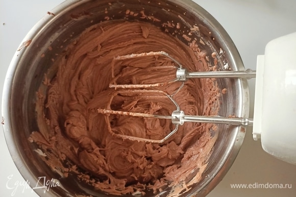 Пока бисквит остывает, готовим крем. С помощью миксера взбить рикотту, затем добавить маскарпоне и 3–4 ст. л. шоколадной пасты. Взбивать крем в течение 2–3 минут.