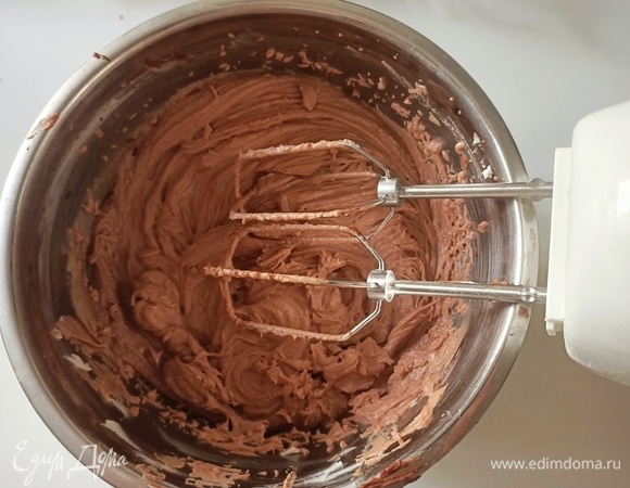 Пока бисквит остывает, готовим крем. С помощью миксера взбить рикотту, затем добавить маскарпоне и 3–4 ст. л. шоколадной пасты. Взбивать крем в течение 2–3 минут.