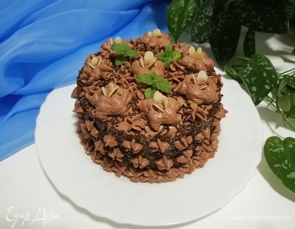 Оставшимся кремом смазать верх и бока торта. Украсить и можно сразу же подавать. Тортик получается очень нежным и не нуждается в пропитке. Приятного аппетита!