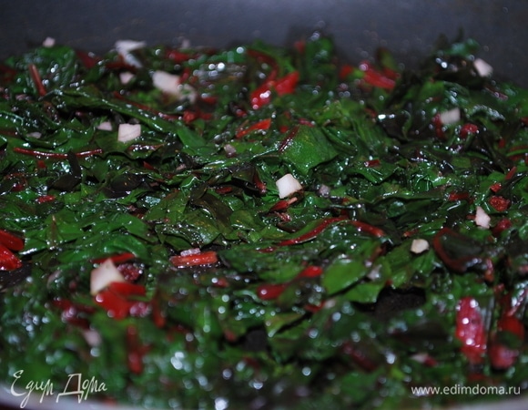 Листья мангольда откинула на дуршлаг и отжала хорошо воду. Мелко нарезала и обжарила на сковороде с оливковым маслом в течение 2–3 минут, добавила зубчик чеснока, свежемолотый черный перец и щепотку мускатного ореха.