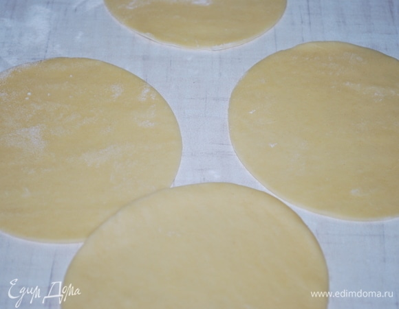 Вырезала из теста восемь кругов диаметром примерно 10 см.