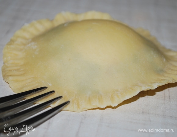 Края теста смочила водой и осторожно защипнула тесто по краям, чтобы не повредить начинку. Края придавила вилкой.