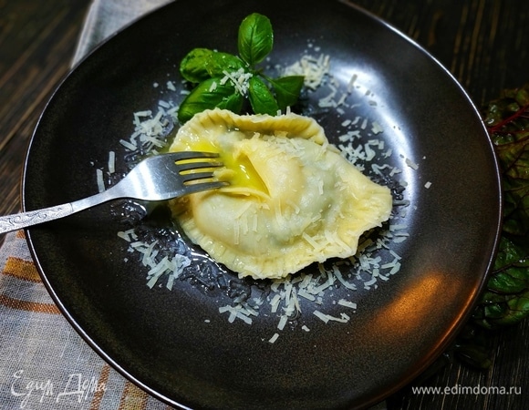 Сразу подала к столу, полила равиоли горячим сливочным маслом, разогретым с веточкой базилика. Посыпала тертым сыром. Buon appetito!