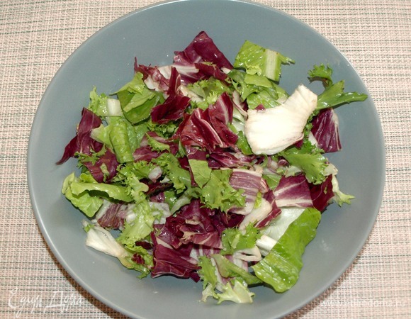 Салат промыть, дать стечь воде. Выкладываем в тарелку.