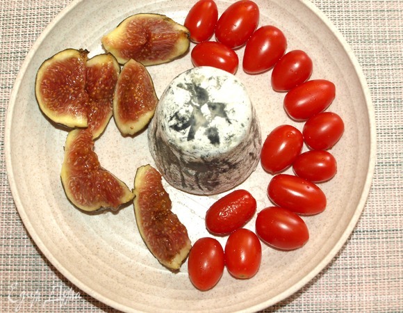 Инжир промыть, обсушить бумажным полотенцем, разрезать на несколько долек. Помидоры черри промыть, разрезать на две половинки. Сыр нарезать на небольшие кусочки.