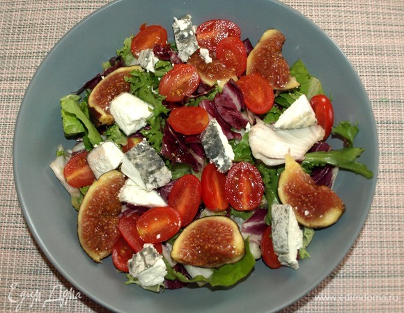 На салат произвольно выкладываем сыр, помидоры и инжир.