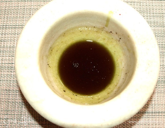 Соединить все ингредиенты для заправки. Все очень хорошо перемешать. Отрегулировать по своему вкусу.