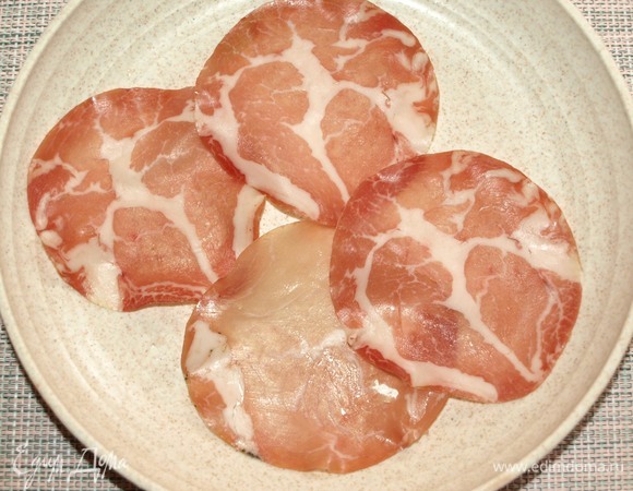 В ингредиентах не нашла сыровяленую колбасу. В салат добавить тонко нарезанный сыровяленый бекон или сыровяленую колбасу по вкусу. Для вегетарианского варианта салата мясо исключить.