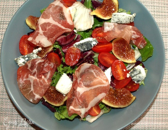 Добавляем в салат заправку. По желанию можно добавить бальзамический крем.