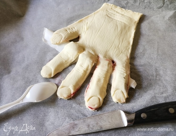 Очень аккуратно уложить сверху вторую часть «руки», закрепить края. Пластиковую ложку приложить к краю «пальцев» и немного надавить, так вырисовывается форма ногтя. Ножом сделать небольшие надрезы на «пальцах» и «запястье».