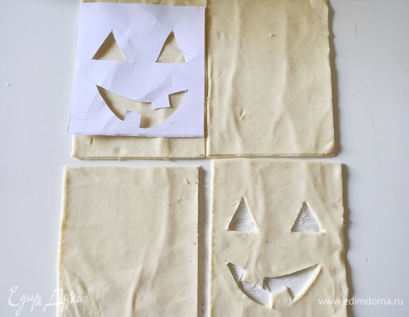 Для «приведения» так же, как и в первом шаге, нарисовать соответствующий шаблон. Уложить лекало на тесто и вырезать ножом два прямоугольника, один с разрезами для глаз и рта, второй — без.