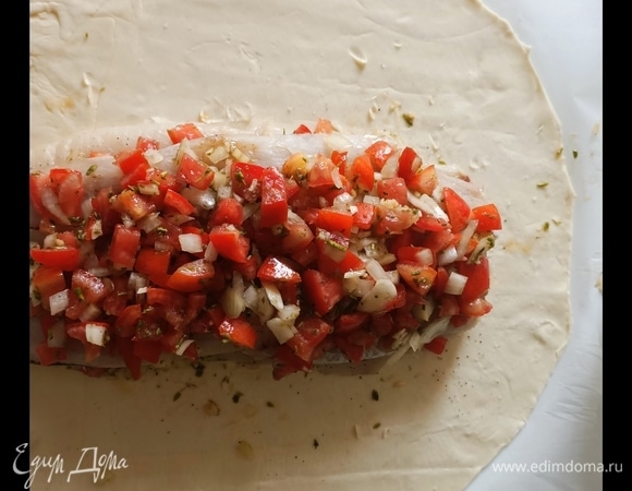 Круглое слоеное тесто разворачиваем, в центр слоями укладываем начинку, чередуя рыбу и овощи.