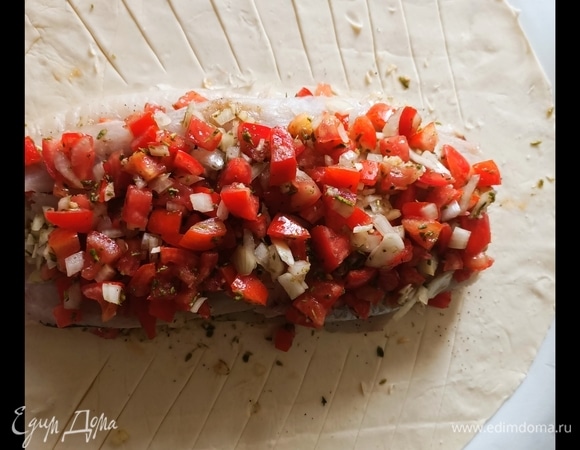 Далее с помощью ножа для пиццы на слоеном тесте делаем надрезы, начиная от верха начинки, на расстоянии 1 см.