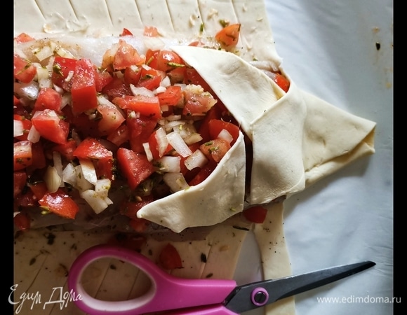 Чтобы сделать голову рыбы, необходимо внахлест сложить два конца теста и ножницами срезать лишнее тесто.